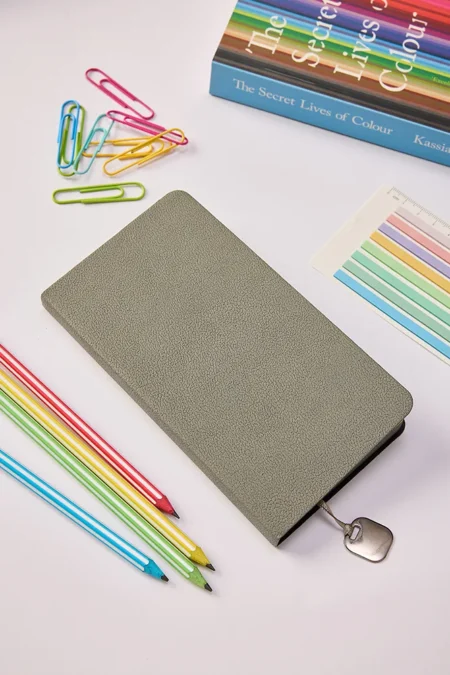 Kişiye Özel Hediyelik Cep Boy Lastikli Çizgili 192 Sayfa Gri Deri Not Defteri