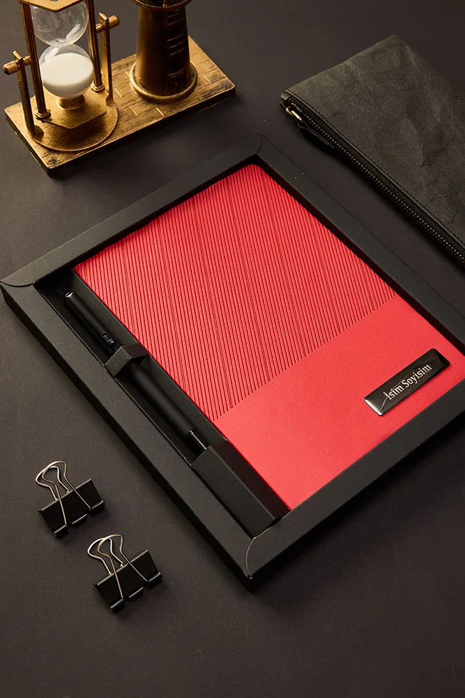 Kişiye Özel Hediyelik Kutulu Kırmızı Kalem Hediyeli Çizgili 180 Sayfa Deri Not Defteri