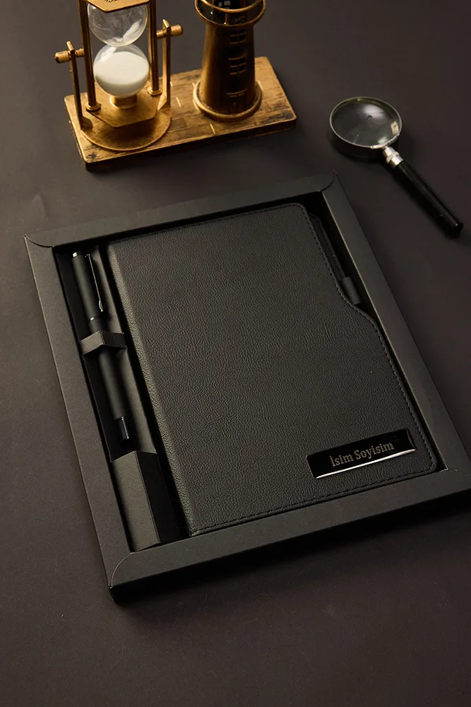 Kişiye Özel Hediyelik Kutulu Siyah Kalem Hediyeli Çizgili 180 Sayfa Deri Not Defteri