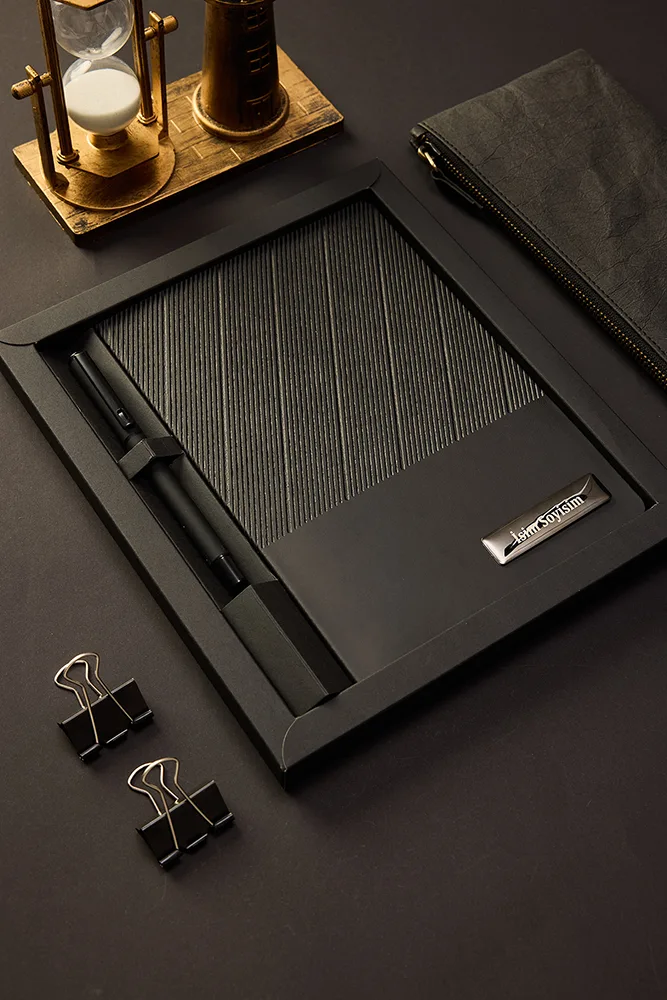 Kişiye Özel Hediyelik Kutulu Siyah Kalem Hediyeli Çizgili 180 Sayfa Deri Not Defteri