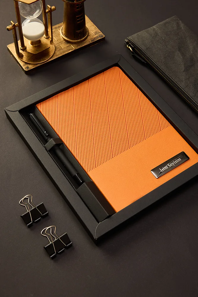 Kişiye Özel Hediyelik Kutulu Turuncu Kalem Hediyeli Çizgili 180 Sayfa Deri Not Defteri