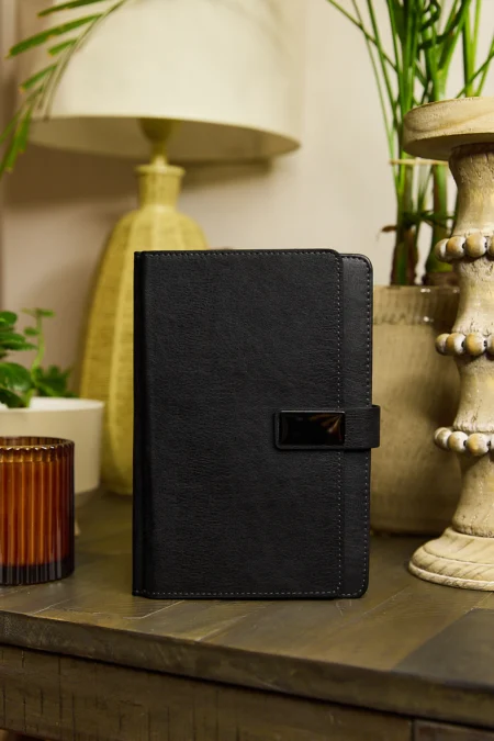Kişiye Özel Siyah Kartvizitlikli Vegan Deri Metal Mıknatıslı Kilitli 224 Sayfa Çizgili Not Defteri