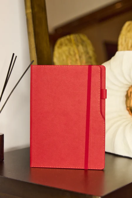 Kişiye Özel Kırmızı Lastikli Kalem Tutuculu Vegan Deri 276 Sayfa Çizgili Not Defteri