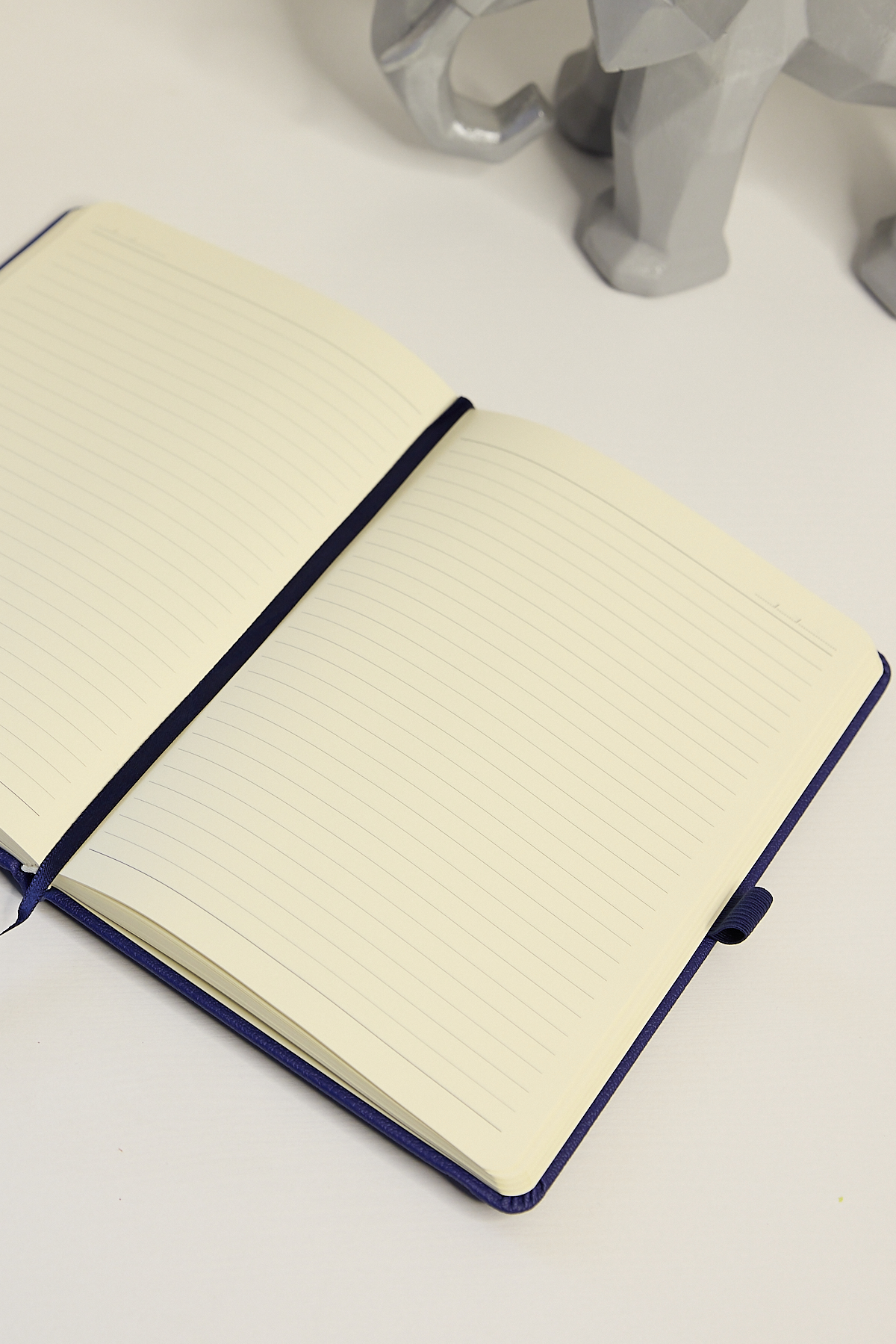 Kişiye Özel Lacivert Lastikli Kalem Tutuculu Evrak Cepli Vegan Deri 224 Sayfa Çizgili Not Defteri - Görsel 2