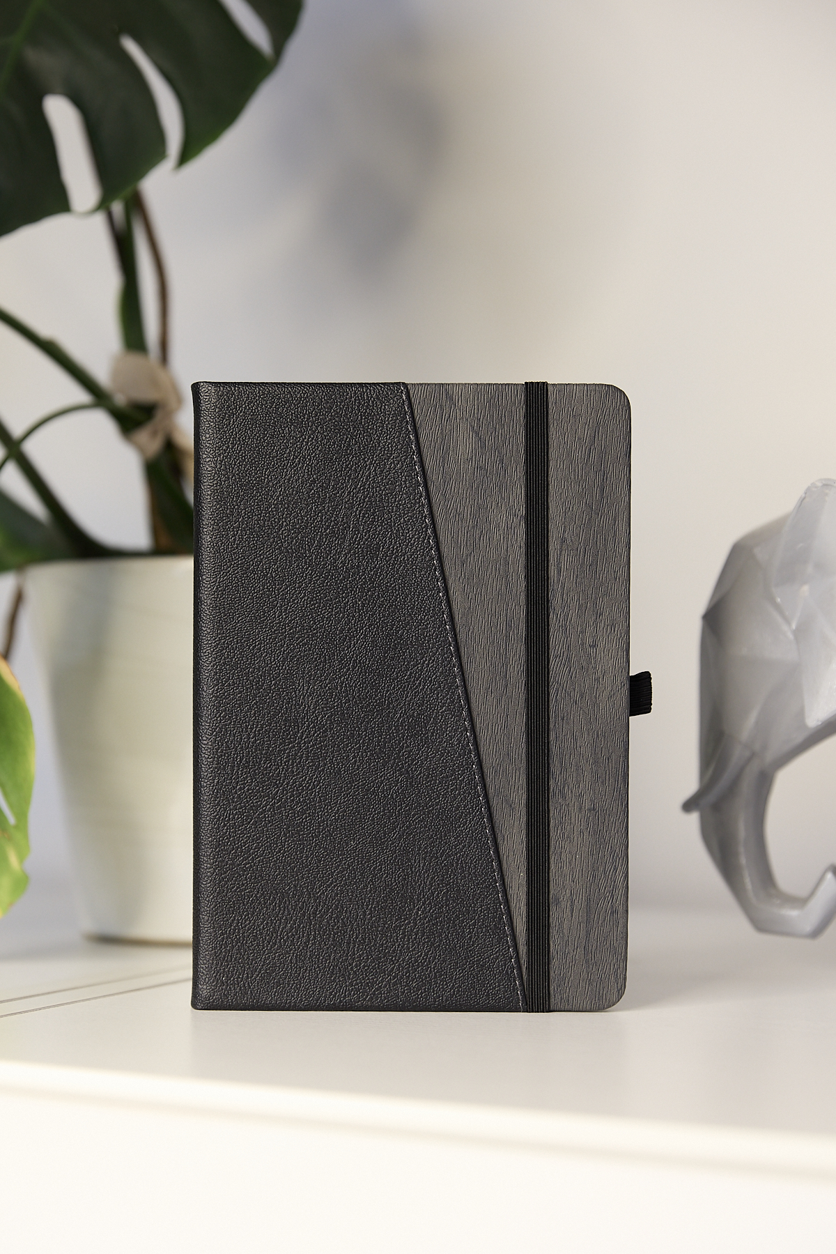 Kişiye Özel Siyah Lastikli Kalem Tutuculu Evrak Cepli Vegan Deri 224 Sayfa Çizgili Not Defteri