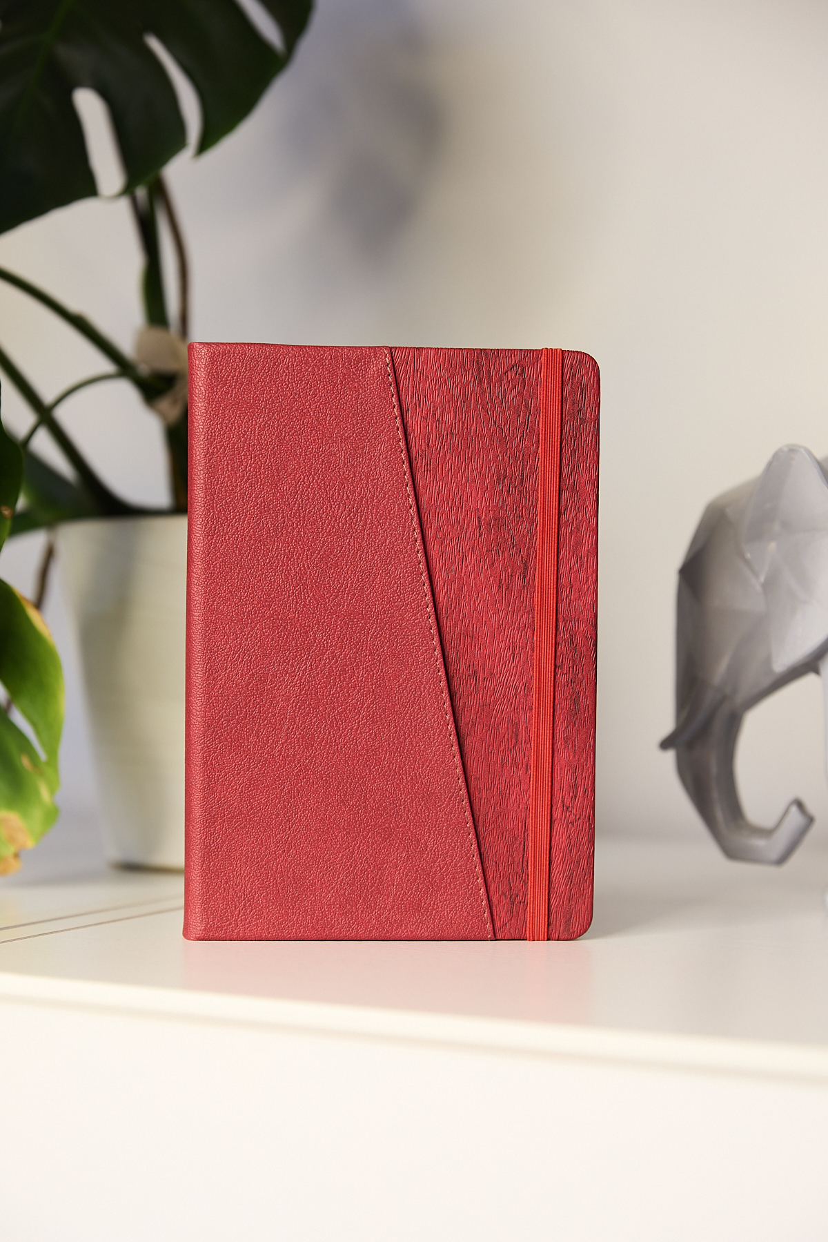 Kişiye Özel Kırmızı Lastikli Kalem Tutuculu Evrak Cepli Vegan Deri 224 Sayfa Çizgili Not Defteri