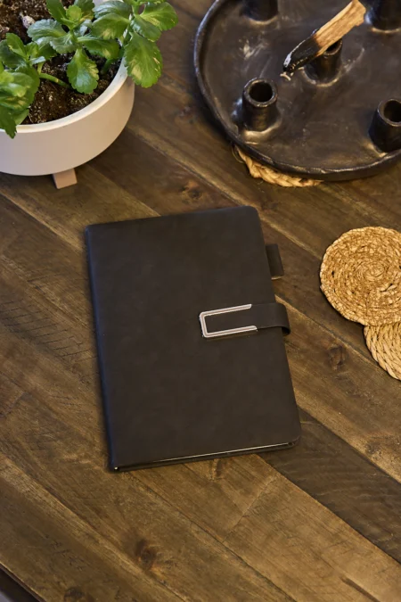 Kişiye Özel Siyah Kalem Tutucu Vegan Deri Metal Mıknatıslı Kilitli 224 Sayfa Çizgili Not Defteri
