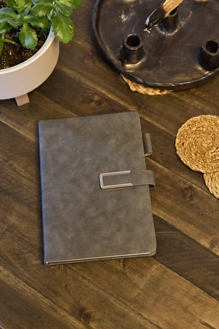 Kişiye Özel Gri Kalem Tutucu Vegan Deri Metal Mıknatıslı Kilitli 224 Sayfa Çizgili Not Defteri