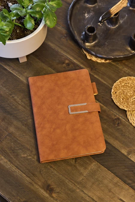 Kişiye Özel Kahverengi Kalem Tutucu Vegan Deri Metal Mıknatıslı Kilitli 224 Sayfa Çizgili Not Defteri