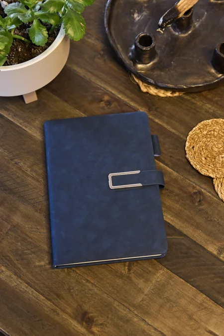 Kişiye Özel Lacivert Kalem Tutucu Vegan Deri Metal Mıknatıslı Kilitli 224 Sayfa Çizgili Not Defteri