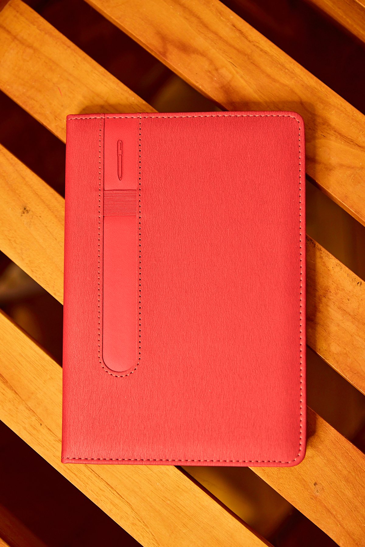 Kişiye Özel Kırmızı Vegan Deri Metal Mıknatıslı Kilitli 224 Sayfa Çizgili Not Defteri