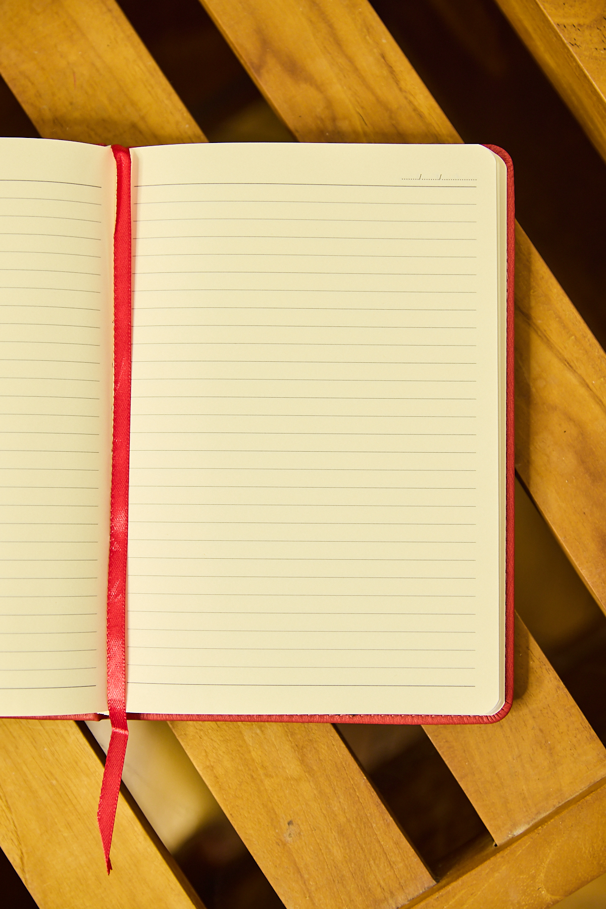 Kişiye Özel Kırmızı Vegan Deri Metal Mıknatıslı Kilitli 224 Sayfa Çizgili Not Defteri - Görsel 2