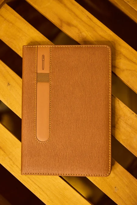 Kişiye Özel Kahverengi Vegan Deri Metal Mıknatıslı Kilitli 224 Sayfa Çizgili Not Defteri