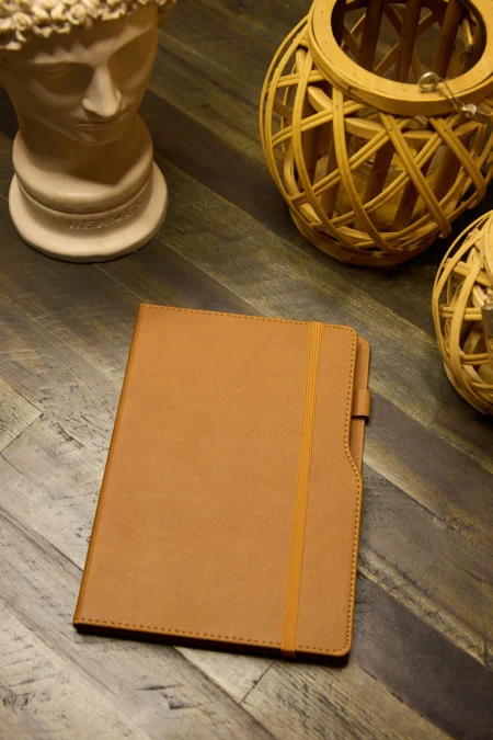 Kişiye Özel Kahverengi Kalem Tutuculu Vegan Deri Düz 276 Sayfa Çizgili Not Defteri