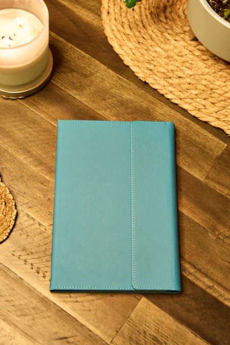 Kişiye Özel Turkuaz Kalem Tutuculu Vegan Deri 224 Sayfa Çizgili Mıknatıslı Not Defteri