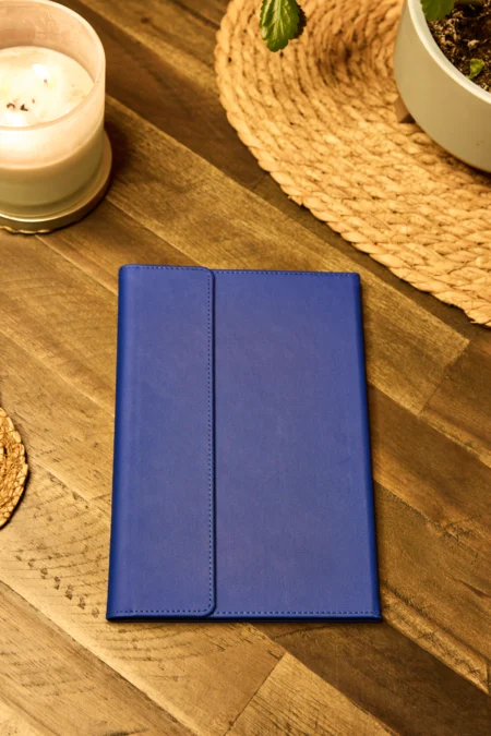 Kişiye Özel Lacivert Kalem Tutuculu Vegan Deri 224 Sayfa Çizgili Mıknatıslı Not Defteri
