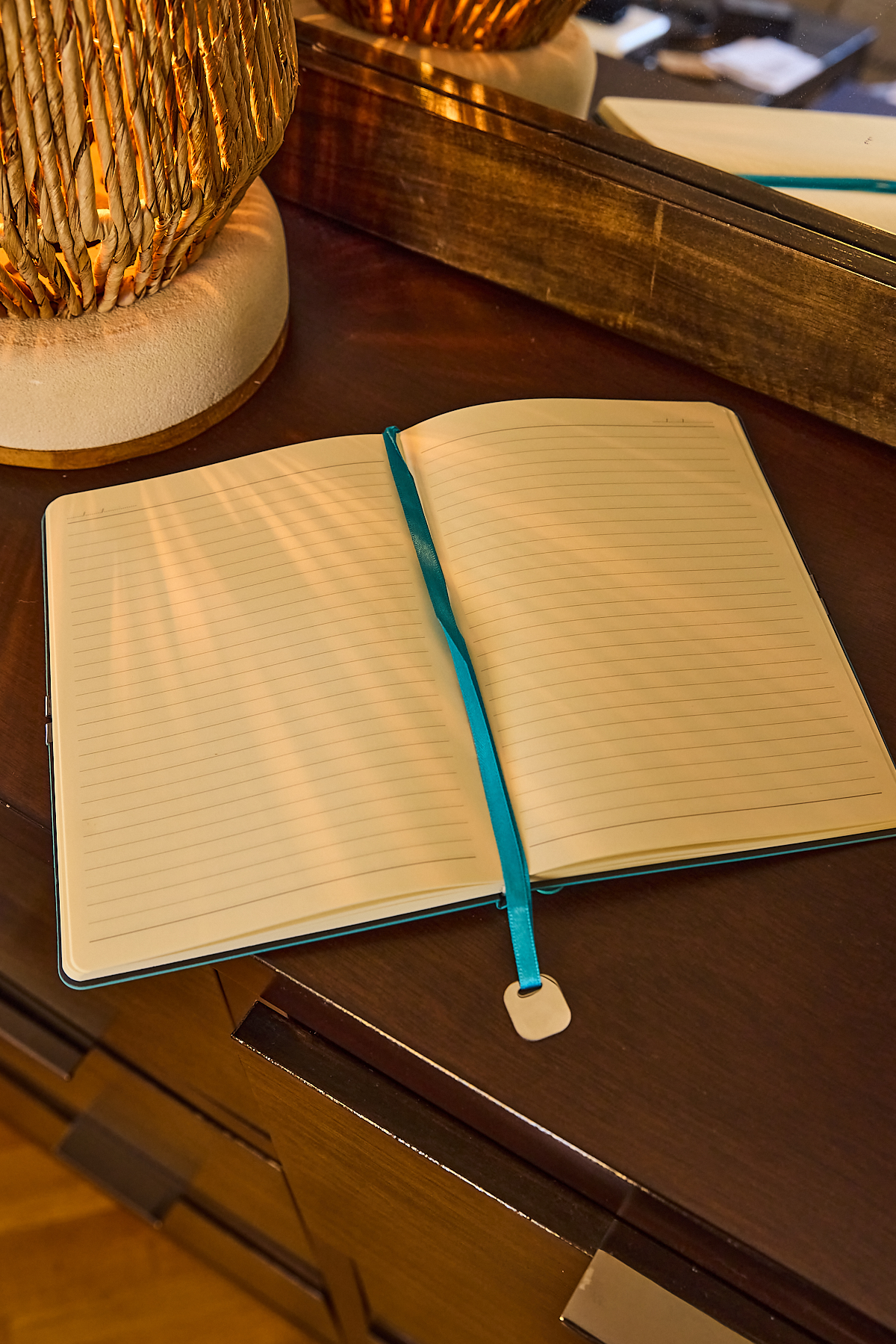 Kişiye Özel Turkuaz Lastikli Vegan Deri Düz 224 Sayfa Çizgili Not Defteri - Görsel 2