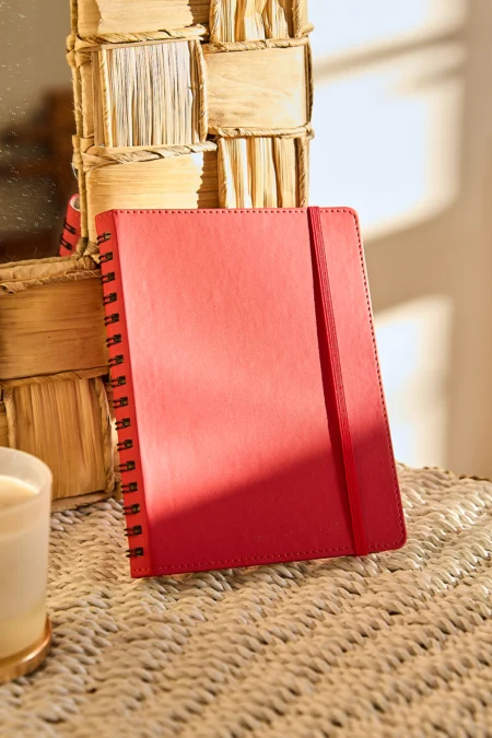 Kişiye Özel Kırmızı Lastikli Vegan Deri Gizli Spiralli 240 Sayfa Çizgili Not Defteri