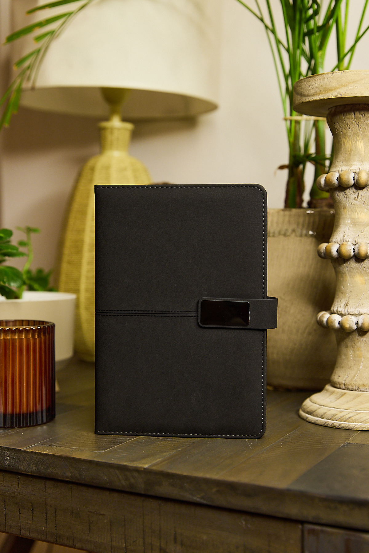 Kişiye Özel Siyah Dikişili Düz Vegan Deri Metal Mıknatıslı Kilitli 224 Sayfa Çizgili Not Defteri