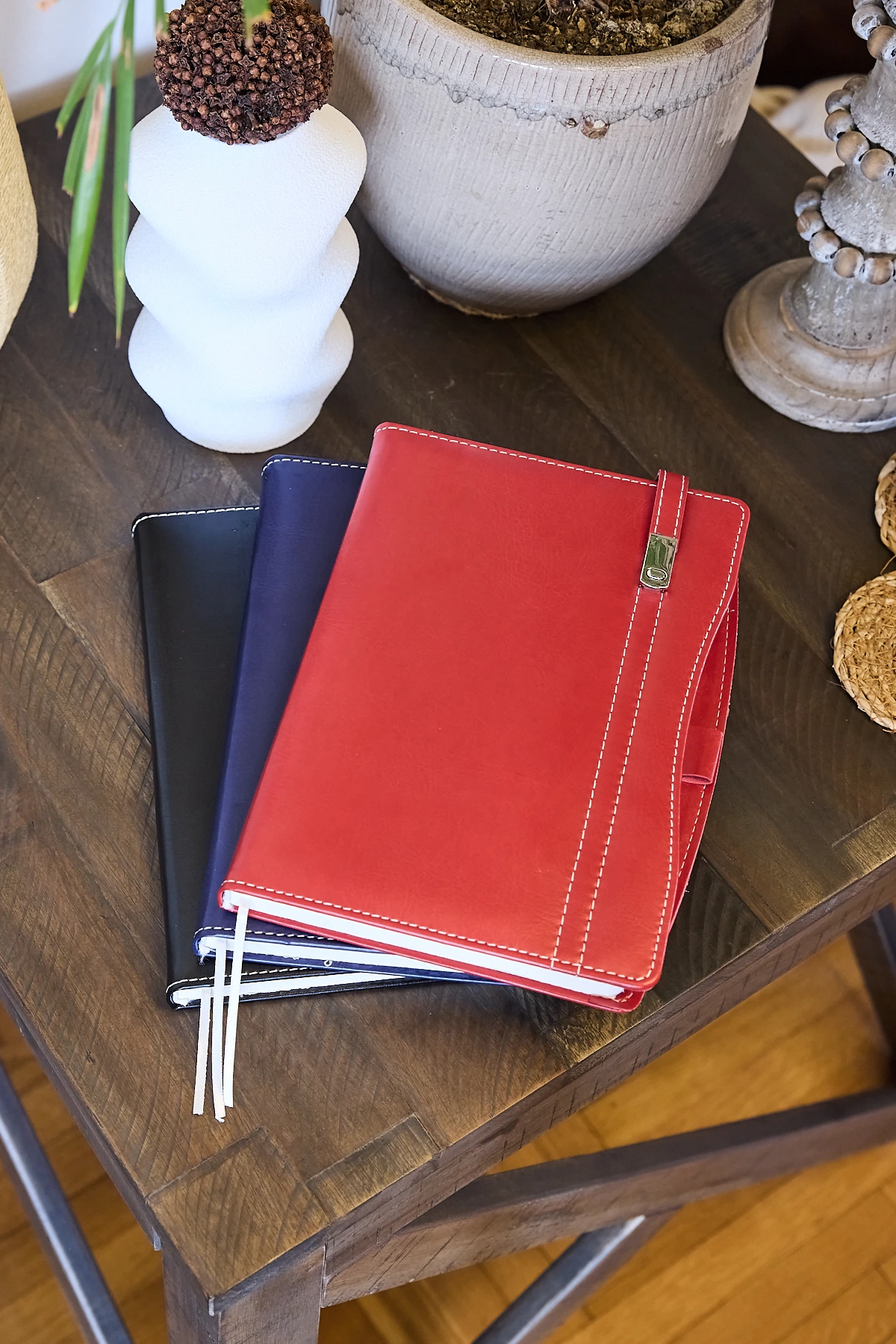 Kişiye Özel Siyah 2026 Günlük Ajanda Vegan Deri Metal Kilitli Düz Kurumsal Hediyelik - Görsel 3