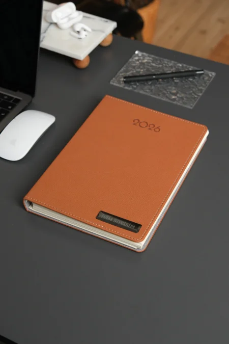 Kişiye Özel İsimli Düz Kahverengi Vegan Deri Gizli Spiralli 2026 Ajanda
