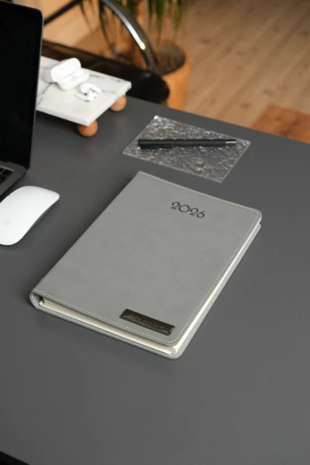 Kişiye Özel İsimli Düz Gri Vegan Deri Gizli Spiralli 2026 Ajanda