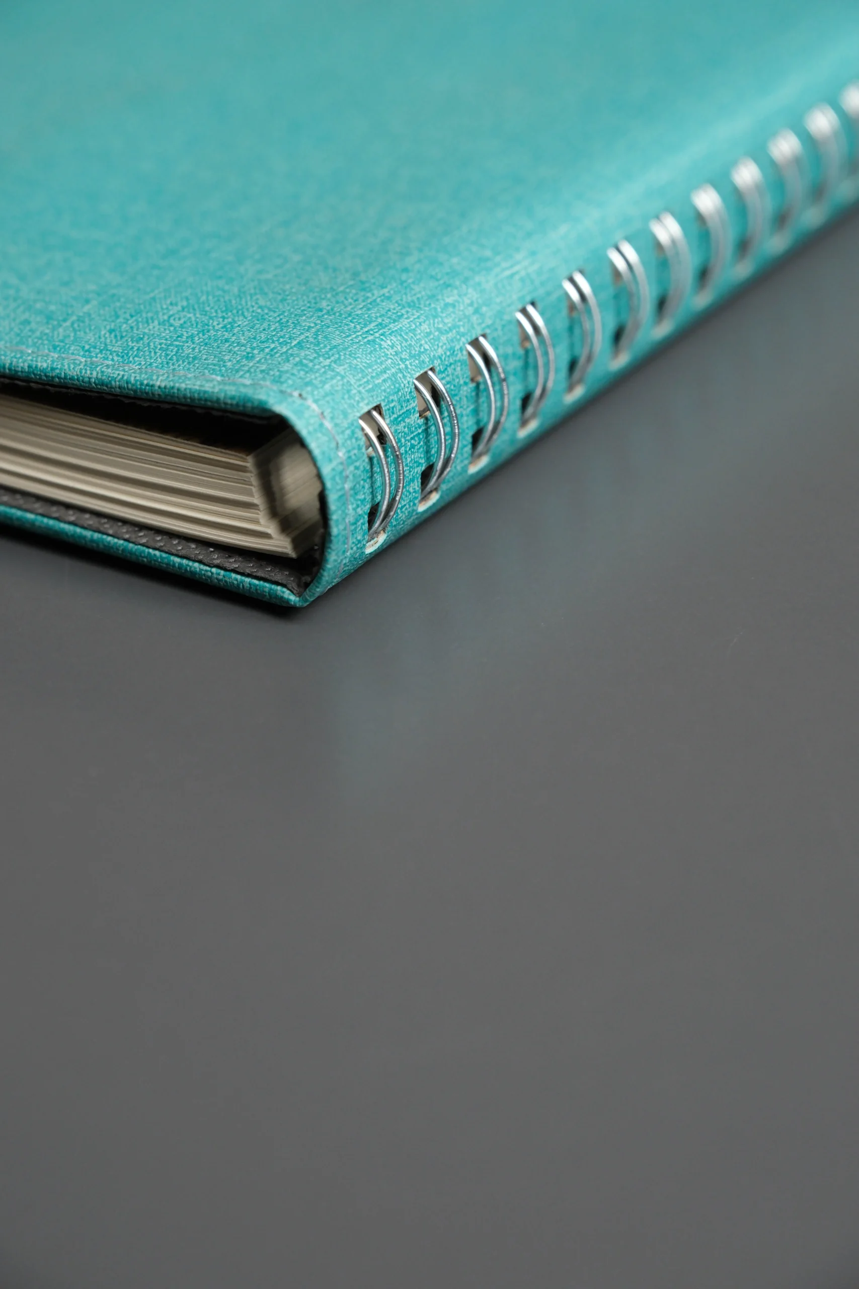 Kişiye Özel Turkuaz Düz Vegan Deri Spiralli 240 Sayfa Çizgili Not Defteri - Görsel 6