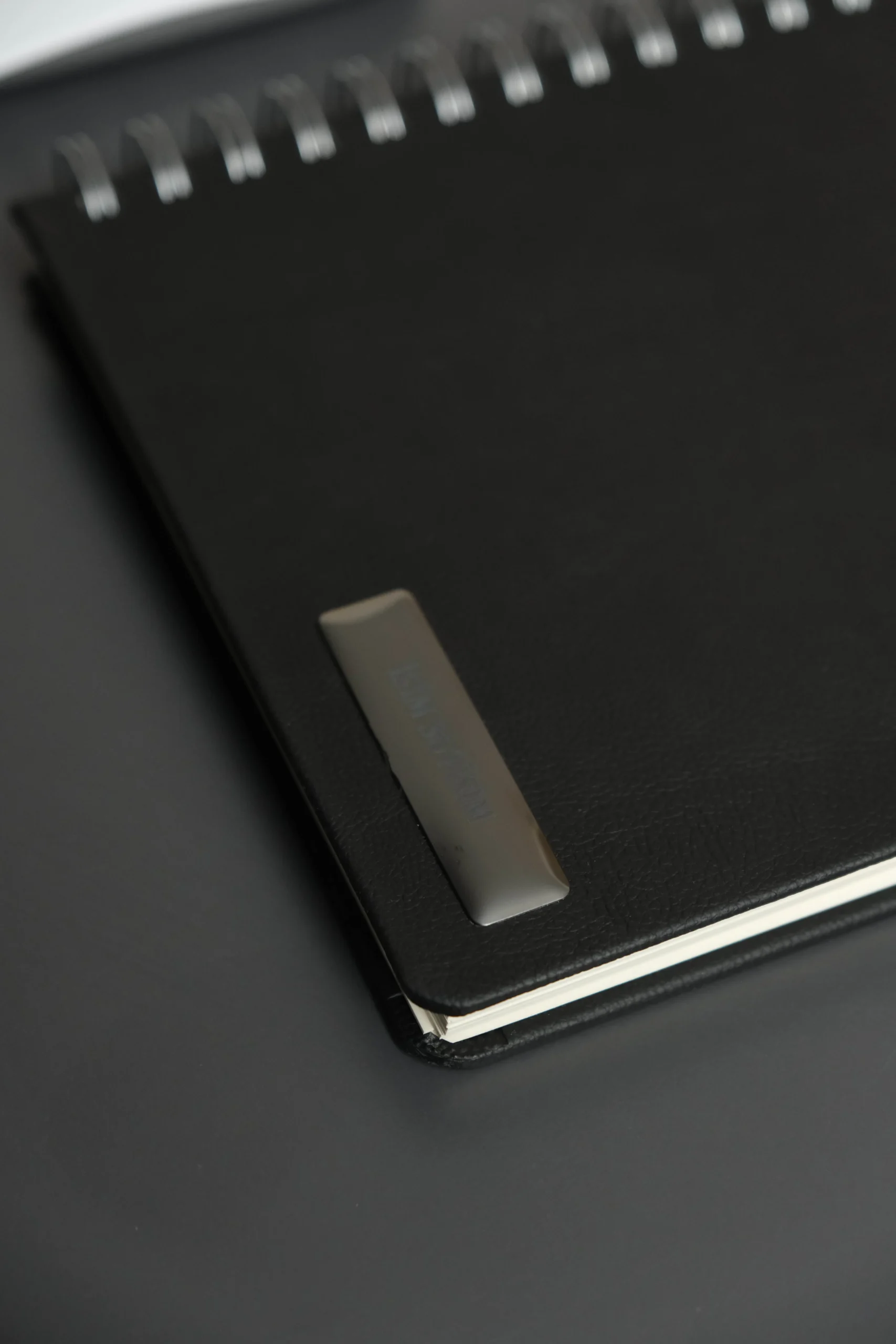 Kişiye Özel Siyah Düz Vegan Deri Spiralli 240 Sayfa Çizgili Not Defteri - Görsel 8