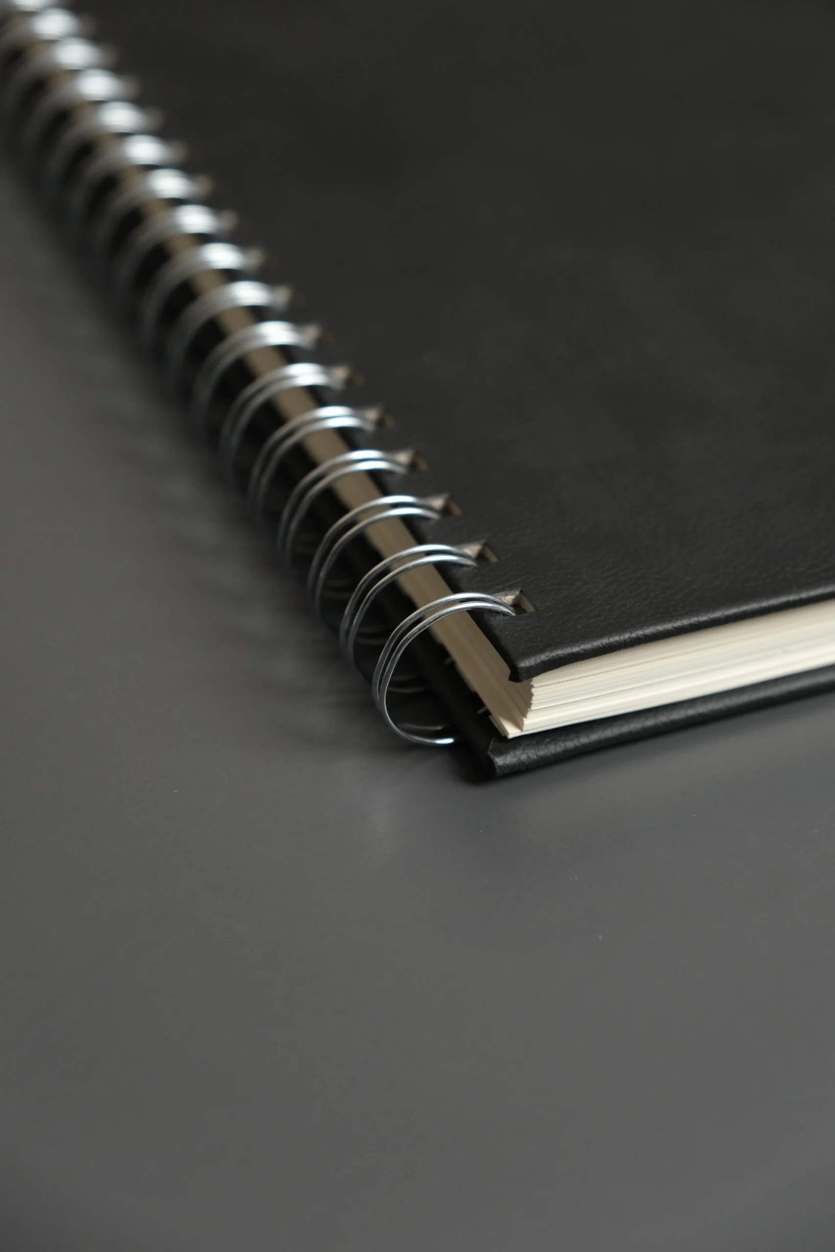 Kişiye Özel Siyah Düz Vegan Deri Spiralli 240 Sayfa Çizgili Not Defteri - Görsel 6