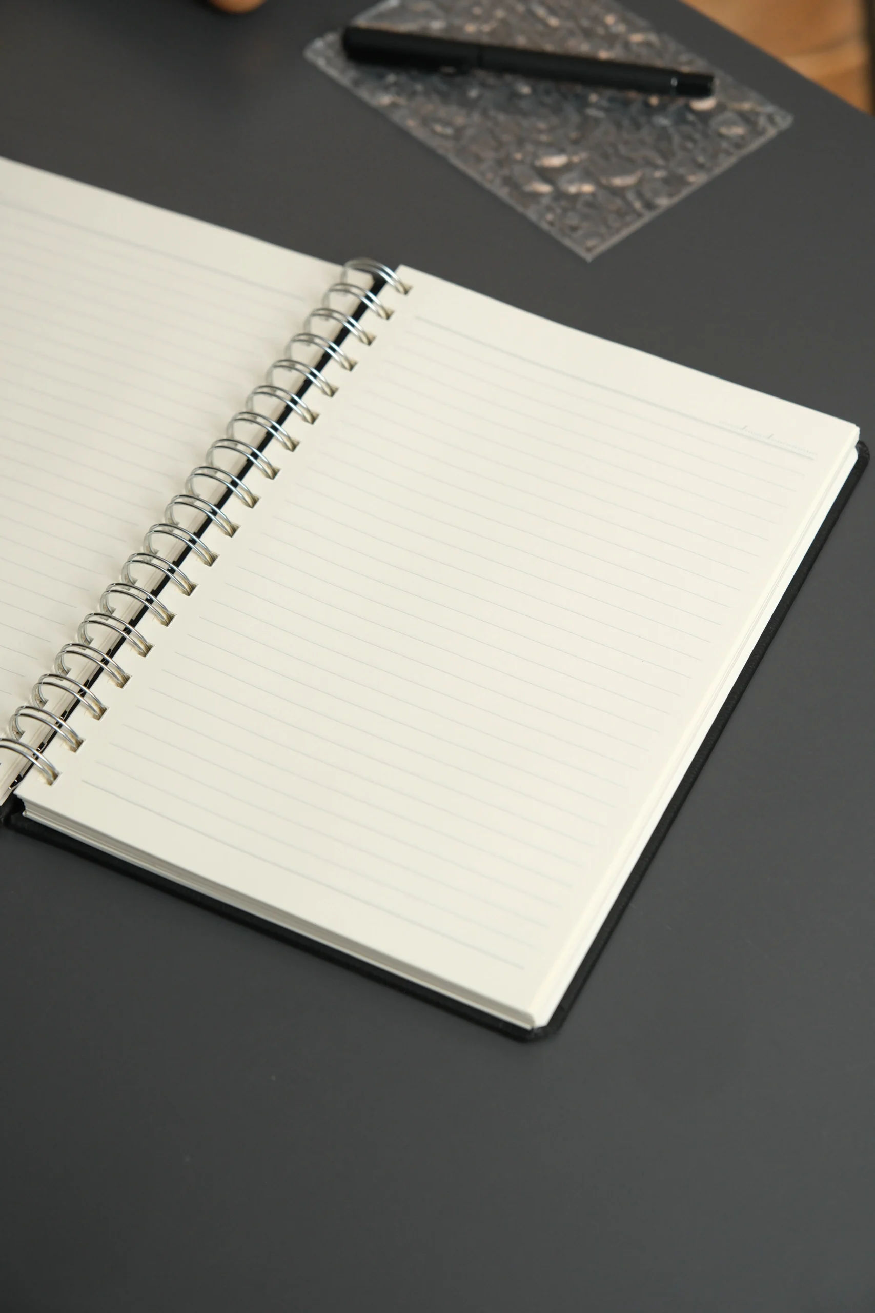 Kişiye Özel Siyah Düz Vegan Deri Spiralli 240 Sayfa Çizgili Not Defteri - Görsel 5