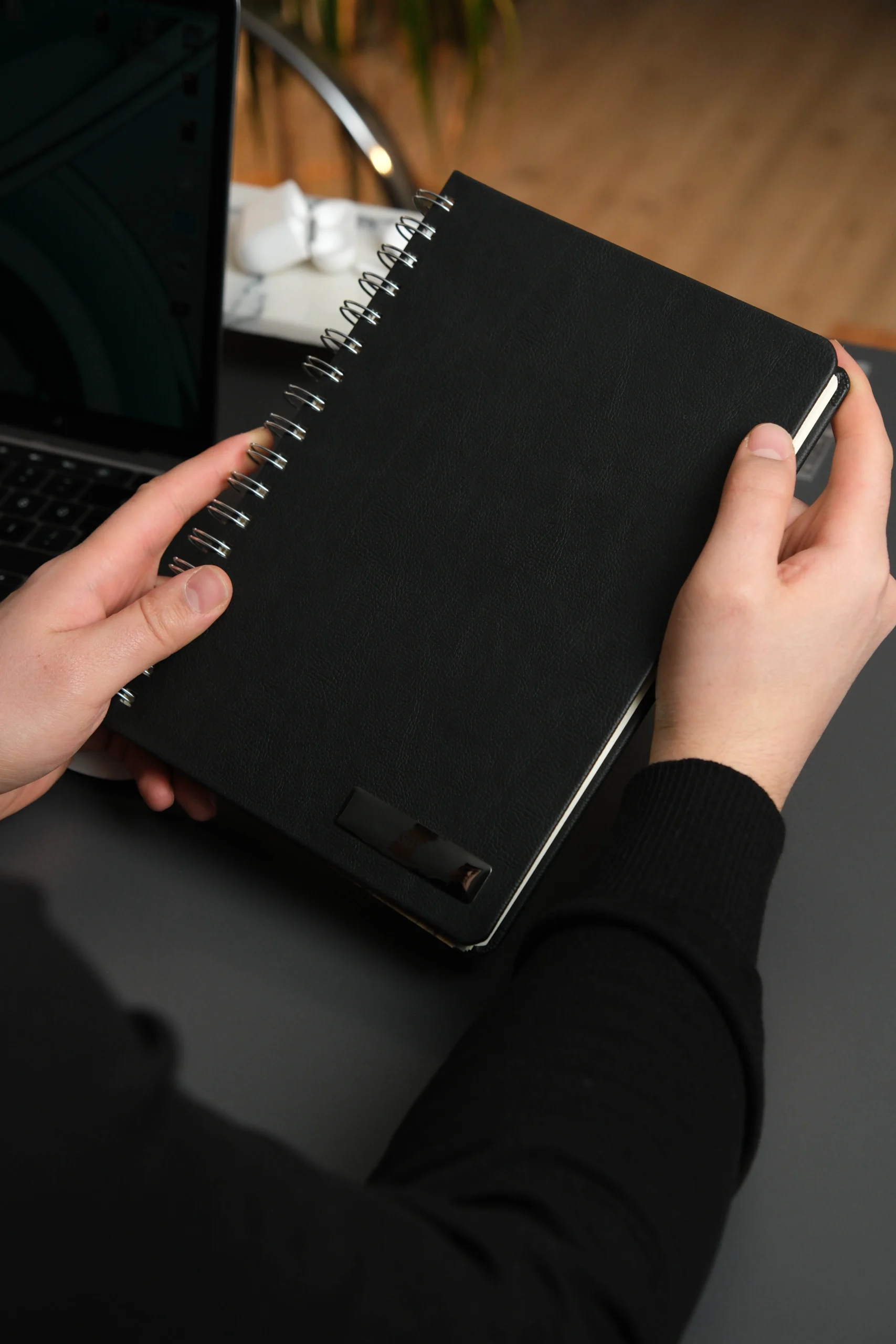 Kişiye Özel Siyah Düz Vegan Deri Spiralli 240 Sayfa Çizgili Not Defteri - Görsel 4