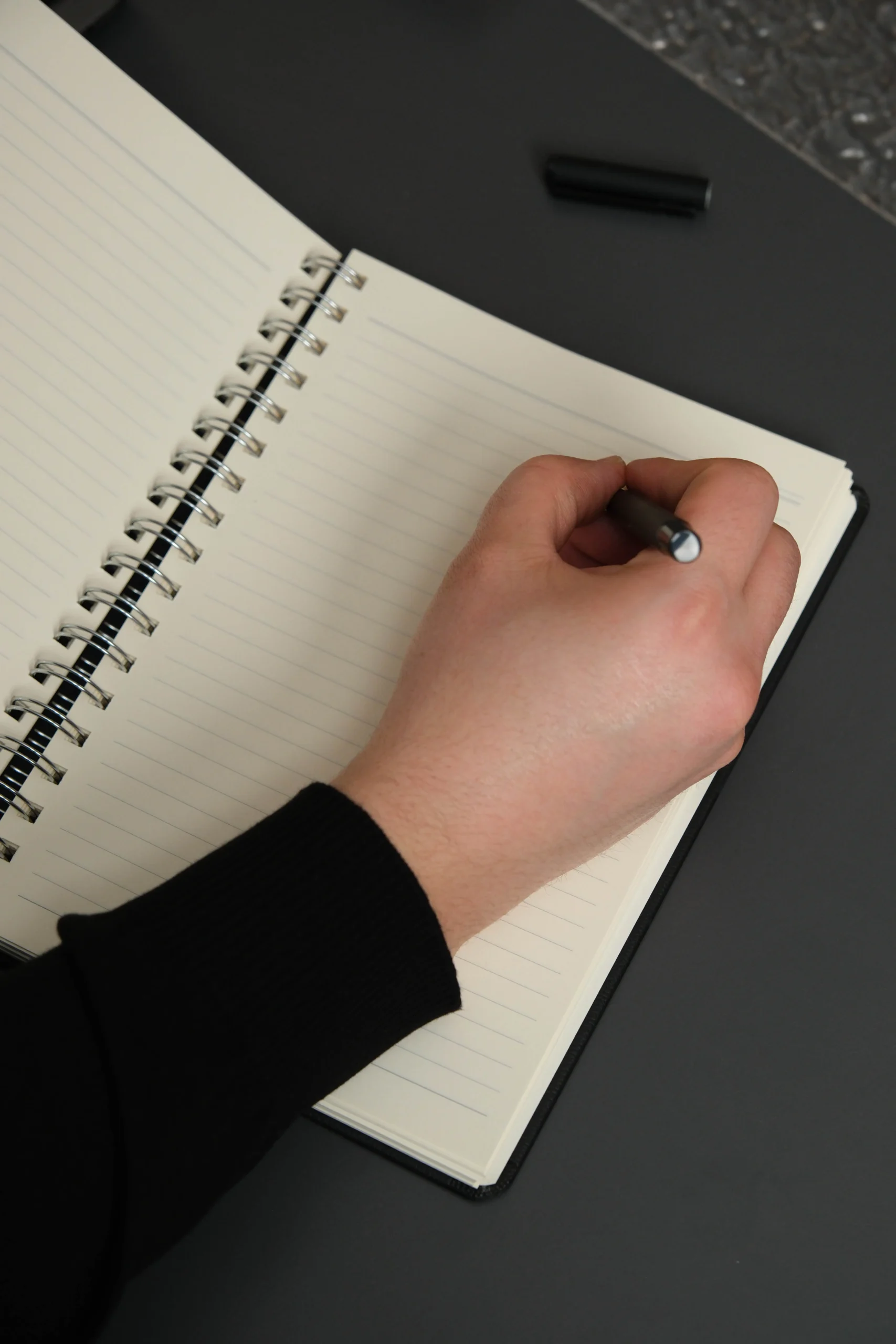 Kişiye Özel Siyah Düz Vegan Deri Spiralli 240 Sayfa Çizgili Not Defteri - Görsel 3