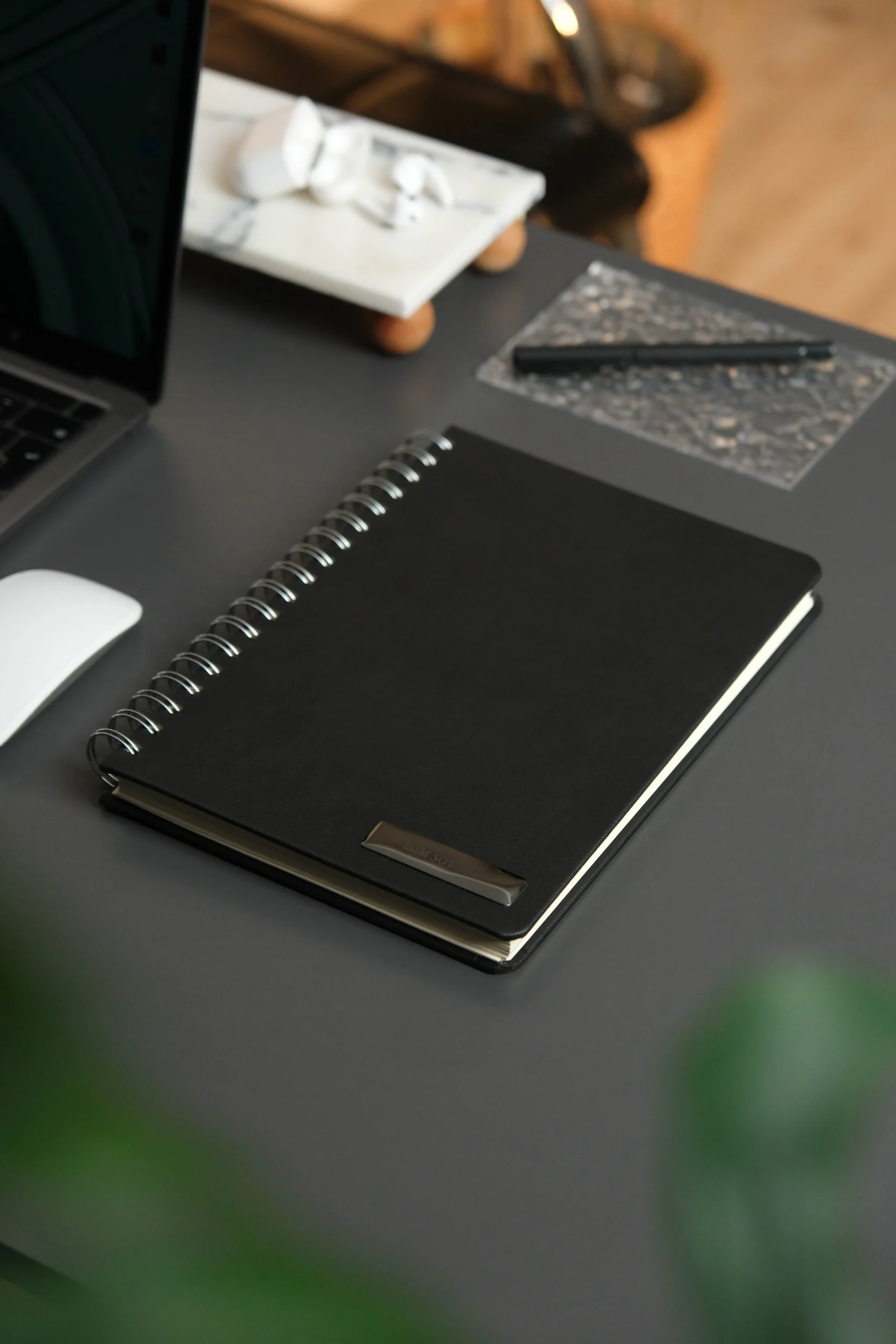 Kişiye Özel Siyah Düz Vegan Deri Spiralli 240 Sayfa Çizgili Not Defteri - Görsel 2