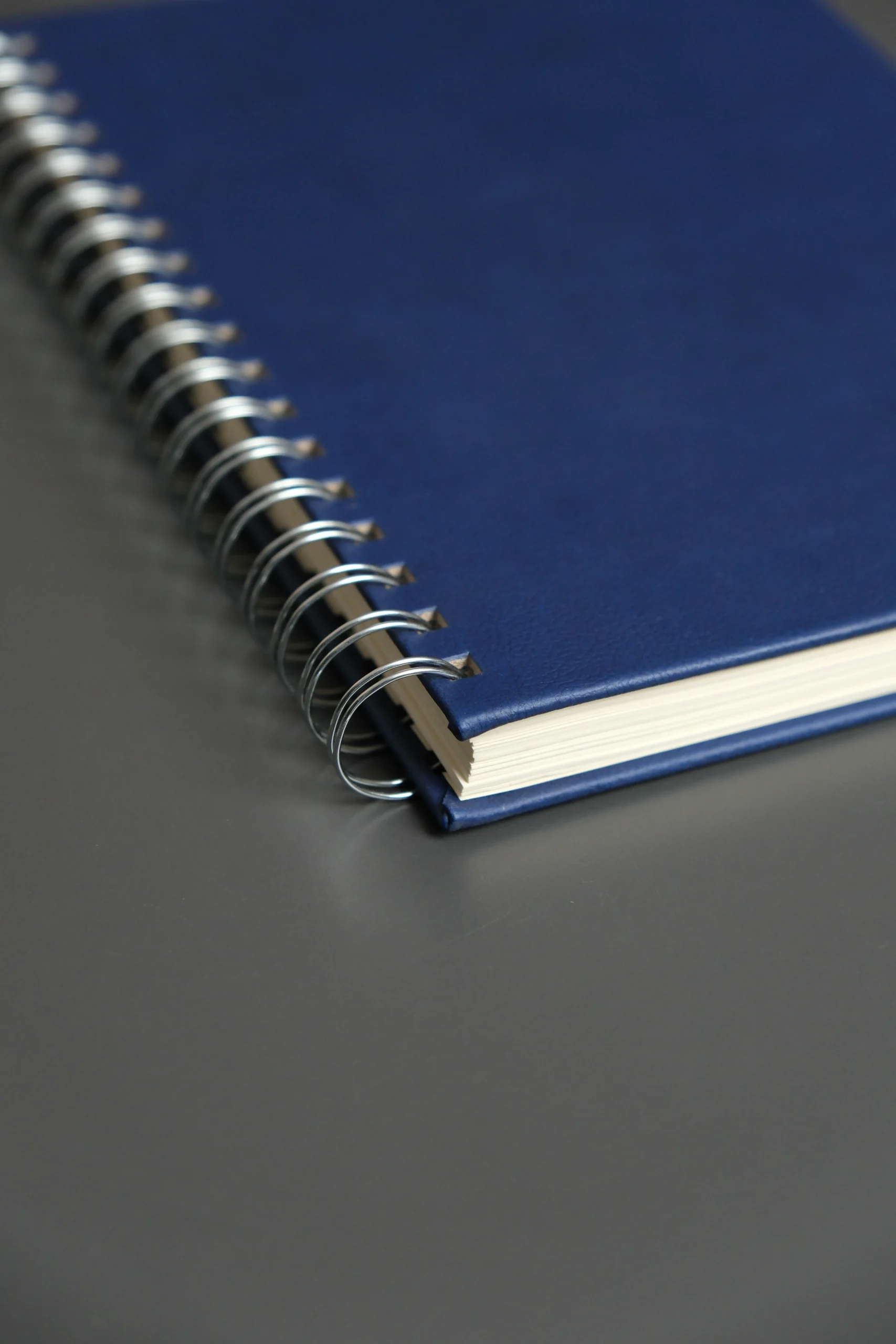 Kişiye Özel Lacivert Düz Vegan Deri Spiralli 240 Sayfa Çizgili Not Defteri - Görsel 6