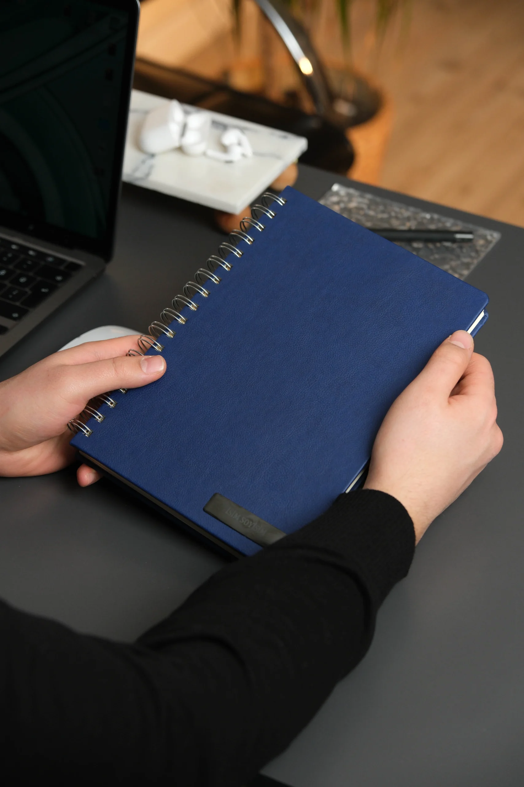 Kişiye Özel Lacivert Düz Vegan Deri Spiralli 240 Sayfa Çizgili Not Defteri - Görsel 3