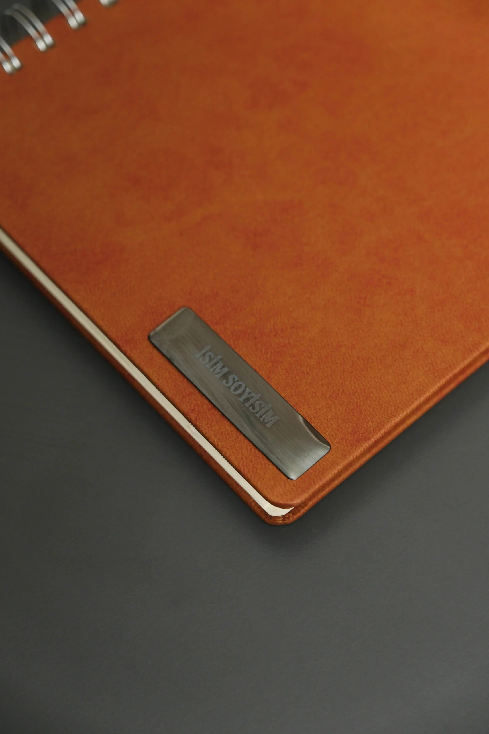 Kişiye Özel Kahverengi Düz Vegan Deri Spiralli 240 Sayfa Çizgili Not Defteri - Görsel 5