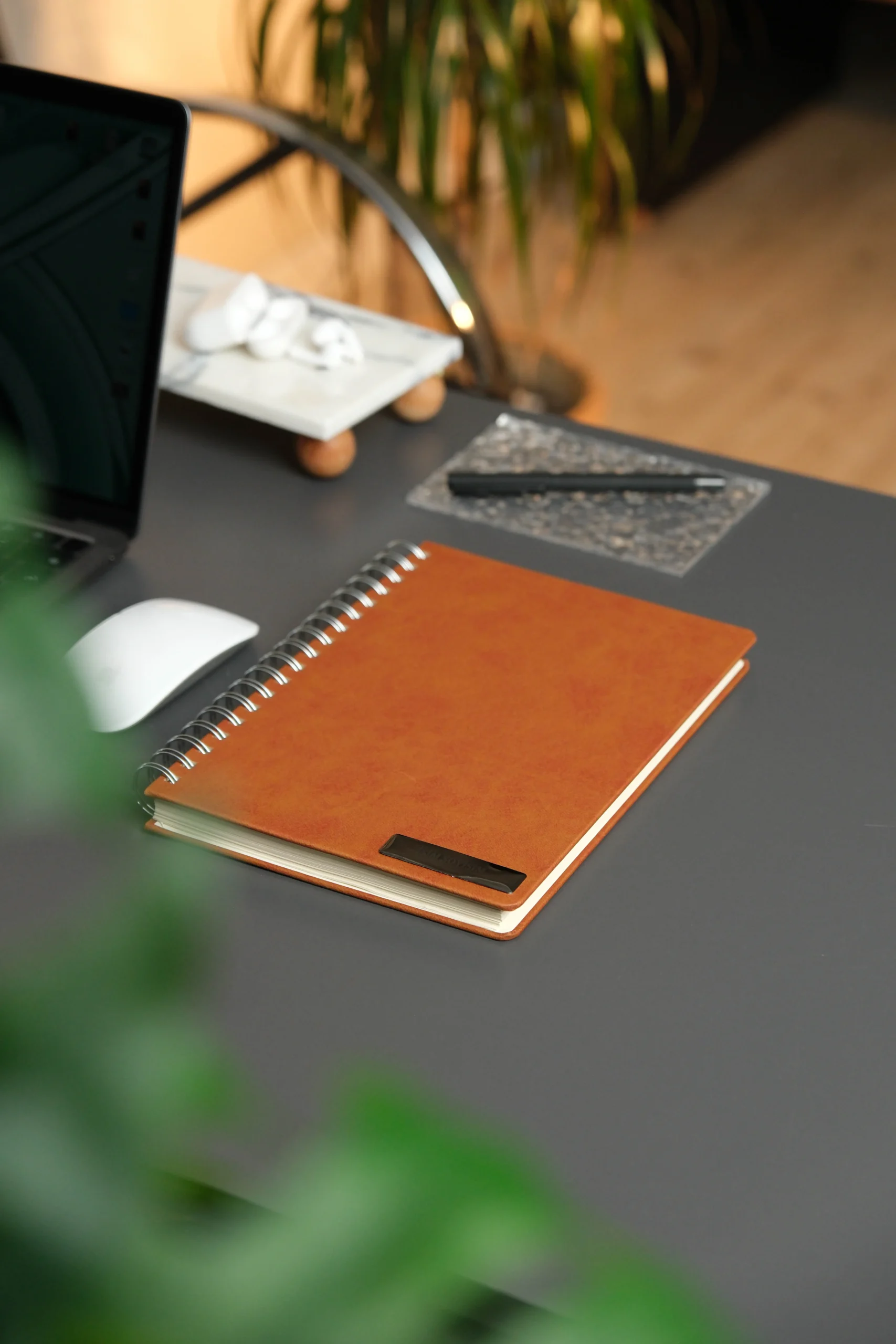 Kişiye Özel Kahverengi Düz Vegan Deri Spiralli 240 Sayfa Çizgili Not Defteri - Görsel 4