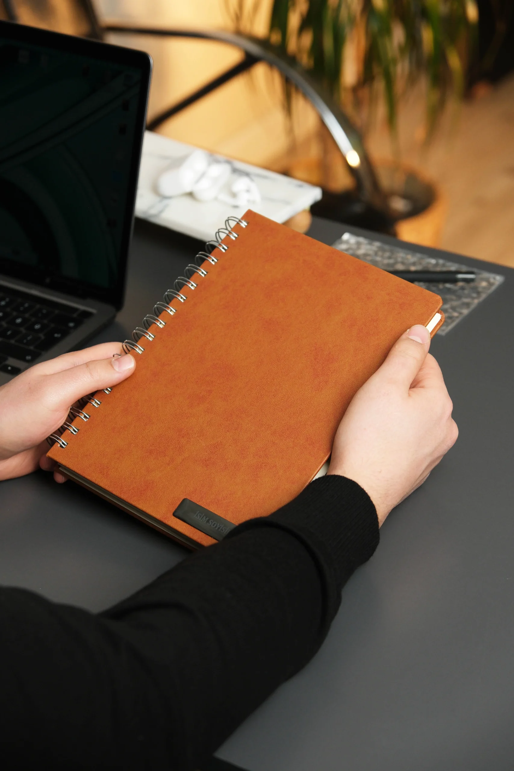 Kişiye Özel Kahverengi Düz Vegan Deri Spiralli 240 Sayfa Çizgili Not Defteri - Görsel 3