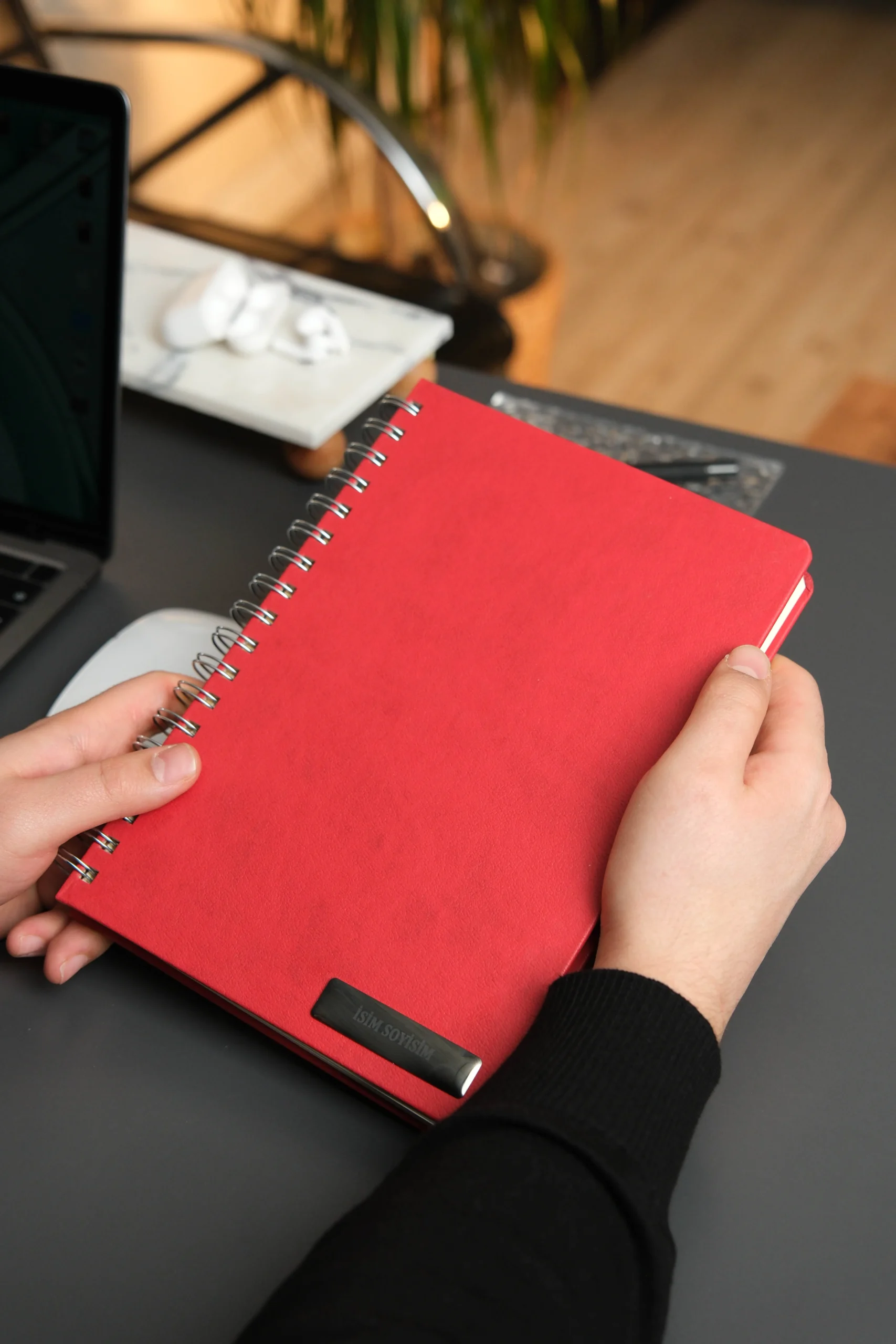 Kişiye Özel Kırmızı Düz Vegan Deri Spiralli 240 Sayfa Çizgili Not Defteri - Görsel 2