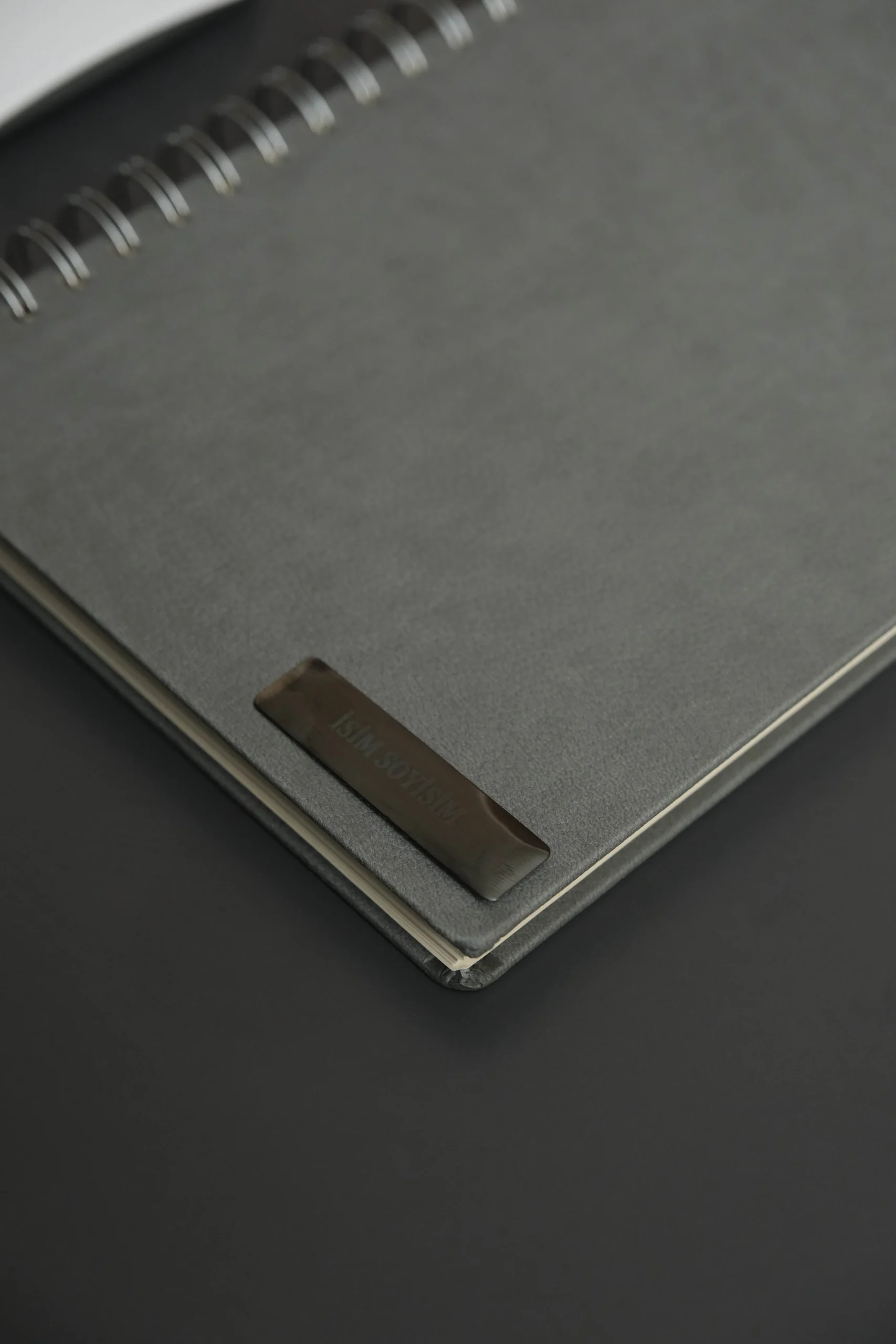 Kişiye Özel Gri Düz Vegan Deri Spiralli 240 Sayfa Çizgili Not Defteri - Görsel 6