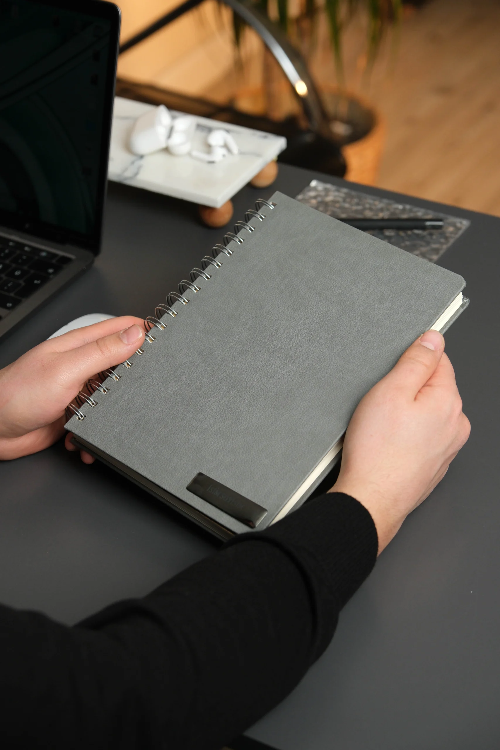 Kişiye Özel Gri Düz Vegan Deri Spiralli 240 Sayfa Çizgili Not Defteri - Görsel 2