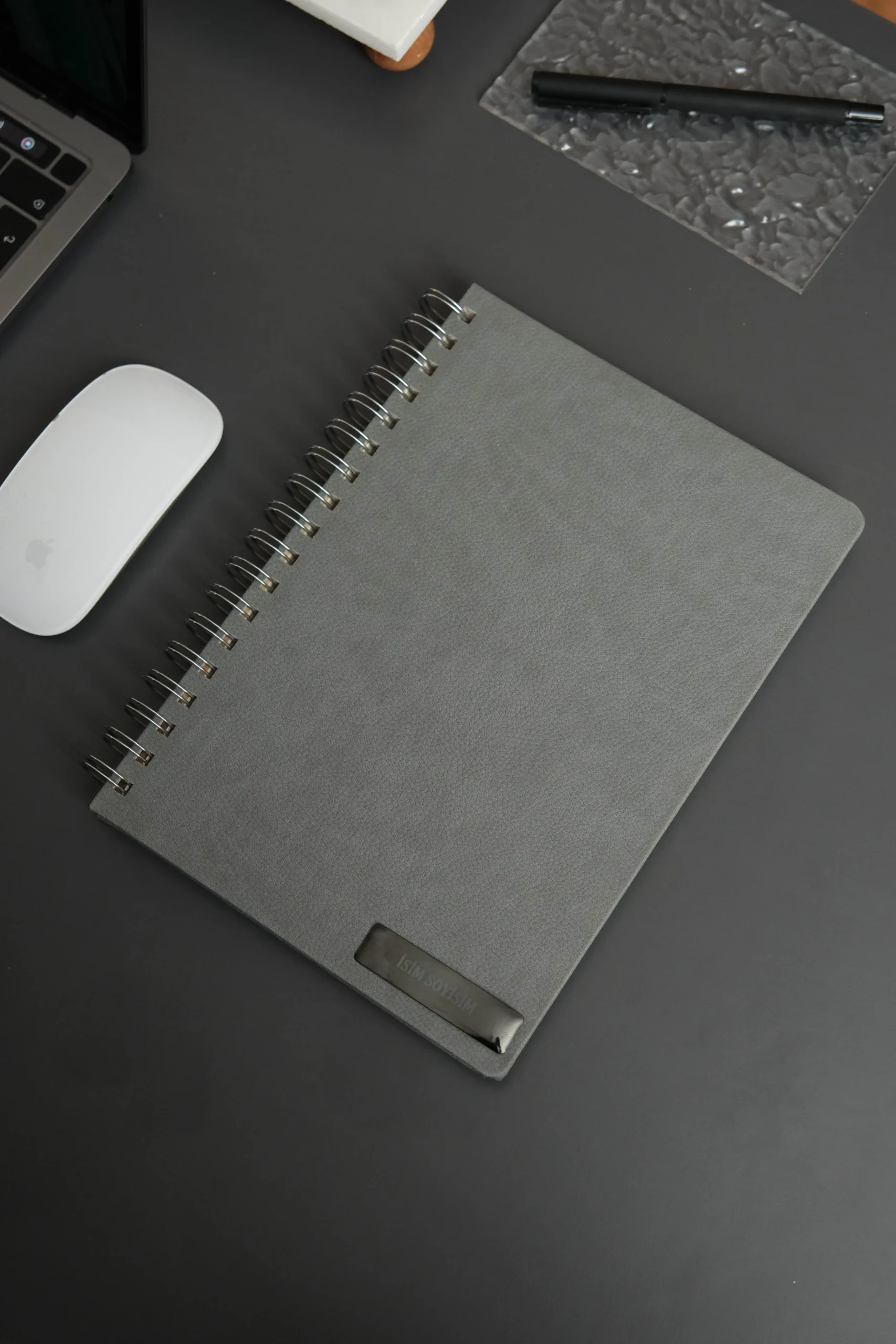 Kişiye Özel Gri Düz Vegan Deri Spiralli 240 Sayfa Çizgili Not Defteri